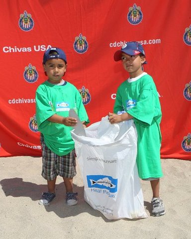 Couple working together at Nothin' But Sand, sponsored by 99c Only Stores: Venice Beach, July 17, 2010 - Photo: Katie Amaya